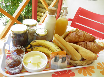 Breakfast for the next morning of your arrival / Petits dejeuner le lendemain de votre arrivee